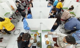 Lập buồng khử khuẩn, dựng vách ngăn bàn ăn cho công nhân phòng Covid-19