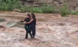 Nghẹt thở giải cứu hai cô gái trẻ chụp tự sướng giữa dòng nước xiết