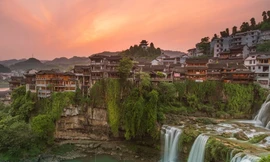 Cổ trấn Phù Dung nghìn năm treo trên thác nước