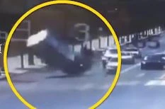 Cơn lốc hất tung xe tải giữa ngã tư