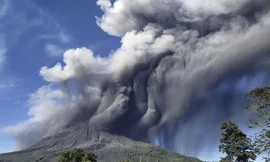 Núi lửa Indonesia tiếp tục phun trào tro bụi cao hơn 1.000 m