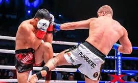 Lĩnh “mưa đòn”, võ sĩ Trung Quốc không thể đứng vững