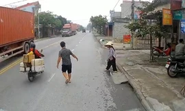 Hai cụ bà không dám qua đường và hành động ấm lòng của tài xế xe tải