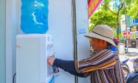 Những bình trà đá, nước mát miễn phí giữa nắng nóng thiêu đốt tại Hà Nội