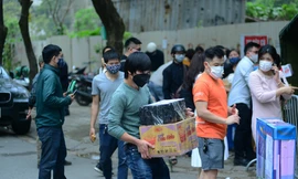 Lỉnh kỉnh mang đồ tiếp tế cho người thân ở khu cách ly Pháp Vân