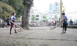 Độc đáo chị em rủ nhau 'lắc vòng khổng lồ' trong công viên