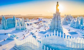 Thành phố xây từ băng tuyết