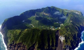 Ngôi làng nằm trên miệng núi lửa đang hoạt động