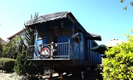 Ông Tây phục dựng toa xe lửa thành quán cà phê