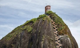 Tảng đá nguyên khối cao 200 m, tồn tại suốt 70 triệu năm ở Colombia