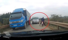 Ô tô vượt ẩu suýt gây tai nạn cho xe khác