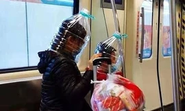 Người Trung Quốc đội chai nhựa lên đầu vì sợ lây nhiễm virus corona