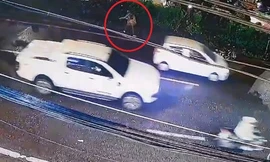 Tài xế xe máy dùng đá ném vỡ kính ô tô sau va chạm