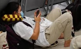 Khách nằm, ngồi giữa sàn đợi lên máy bay tại Cảng hàng không Nội Bài