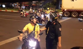 Vượt nồng độ cồn, nam thanh niên năn nỉ CSGT nhưng vẫn bị phạt mức cao nhất