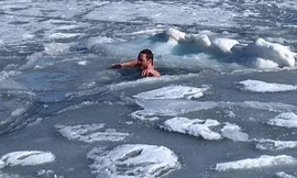 Chàng trai bơi dưới lớp băng gần Bắc Cực