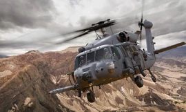 Trực thăng chiến đấu HH-60W Whiskey của Mỹ quần thảo bầu trời