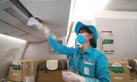Cận cảnh quy trình khử trùng máy bay trước khi cất cánh giữa mùa dịch