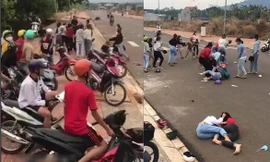  Hàng chục thiếu nữ lao vào đánh nhau giữa đường ở Bình Phước