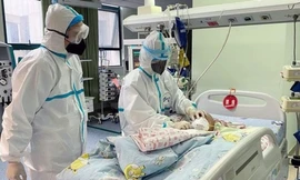 17 ngày giành giật sự sống cho cậu bé 1 tuổi mắc Covid-19 nặng