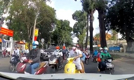 Tài xế ô tô kiên quyết ép hàng loạt xe máy lấn làn ở TP HCM