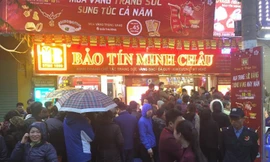 Người dân Hà Nội xếp hàng từ sáng sớm để mua vàng ngày vía Thần Tài