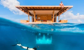 Phòng khách sạn nửa nổi nửa chìm lênh đênh trên biển