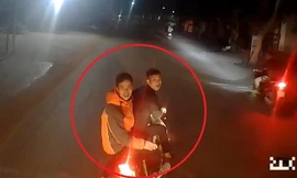 Hai nam thanh niên đầu trần lái xe máy lạng lách, chặn đầu ô tô gây sự
