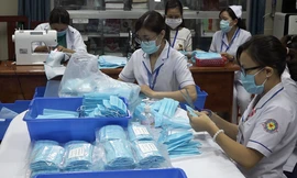 Bệnh viện tự may khẩu trang
