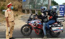 Cảnh sát chặn xe máy vượt đèo Hải Vân