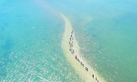 Con đường đi bộ giữa biển Phú Yên