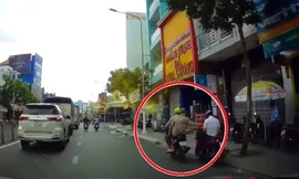 Bị cướp điện thoại giữa đường