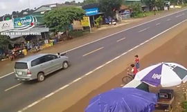 Thót tim cảnh bé trai chạy qua đường bị ô tô hất văng nhiều mét