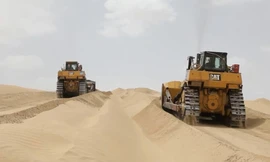 Trung Quốc san phẳng cồn cát cao 70 m để làm đường