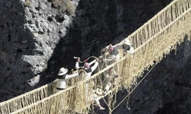 Cầu treo dệt tay bắc qua núi của người Inca cổ