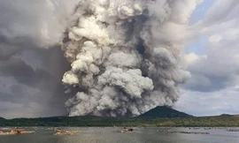 Chớp rạch ngang trời, núi lửa Taal phun trào như viễn cảnh tận thế