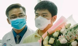 Bệnh nhân người Trung Quốc nhiễm virus corona xúc động cảm ơn bác sĩ