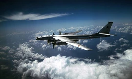 Cận cảnh 'quái vật' ném bom Tu-95MS của Nga sải cánh trên bầu trời