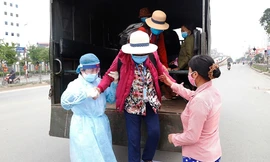 Xe quân đội đưa bệnh nhân vào Bạch Mai