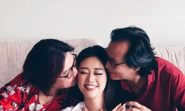 Hoa hậu Khánh Vân 'tái hiện' ảnh chụp lúc 1 tuổi cùng ba mẹ vô cùng đáng yêu