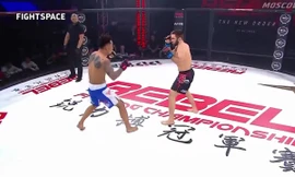 Quay lưng ra đòn không cần nhìn, võ sĩ MMA vẫn hạ knock-out đối thủ
