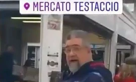 Người đàn ông dùng ‘chiêu độc’ để tránh lây nhiễm Covid-19 nơi công cộng