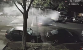 Kinh hoàng ô tô mất lái đâm vào trụ đá, bay 5m trên không trung