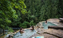 Suối nước nóng màu xanh ngọc lam tự nhiên 