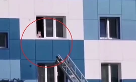 Em bé trèo lên cửa sổ tầng 6 được giải cứu