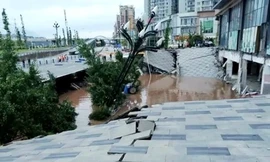 Hố khổng lồ 'nuốt chửng' hàng chục xe cộ 