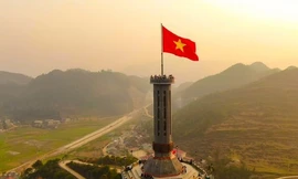Cột cờ nơi du khách muốn chinh phục phải bước 900 bậc thang