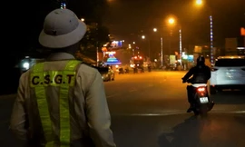 Thanh niên lạng lách qua mặt cảnh sát giao thông