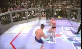 Đòn khóa cổ chuẩn xác, kết thúc trận đấu võ tự do chỉ sau 9 giây