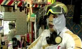 Thợ cắt tóc mặc 'áo giáp' thời COVID-19